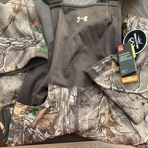 Under Armour fitted Mid Season kit size medium